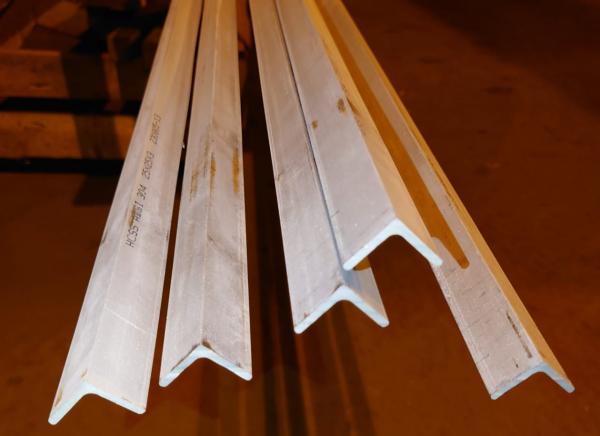 Угол нержавеющий горячекатаный равнополочный AISI 304 25х25х3